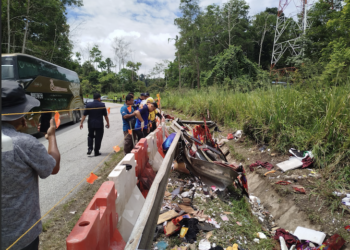 ANTARA petugas yang berada di kilometer 53 JRTB Gerik-Jeli hari ini bagi menyiasat dan mengumpul bukti kemalangan yang menyebabkan 15 pelajar UPSI kehilangan nyawa kelmarin. - UTUSAN/FADZIL ZAINOL